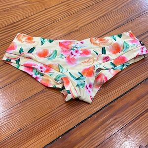 Cleo the Hurricane Peach Bottoms